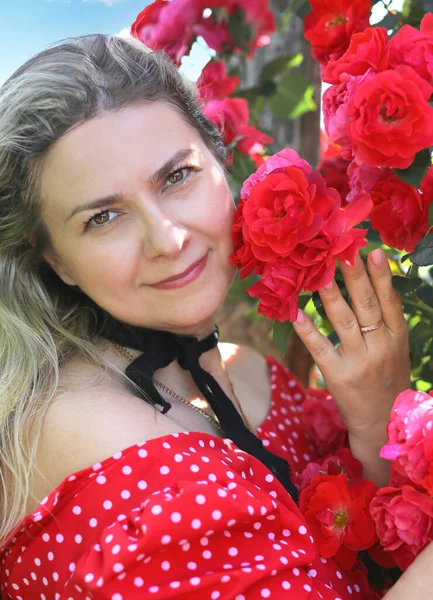 Retrato Cercano Una Chica Caucásica Feliz Con Una Sonrisa Mirando —  Fotos de Stock