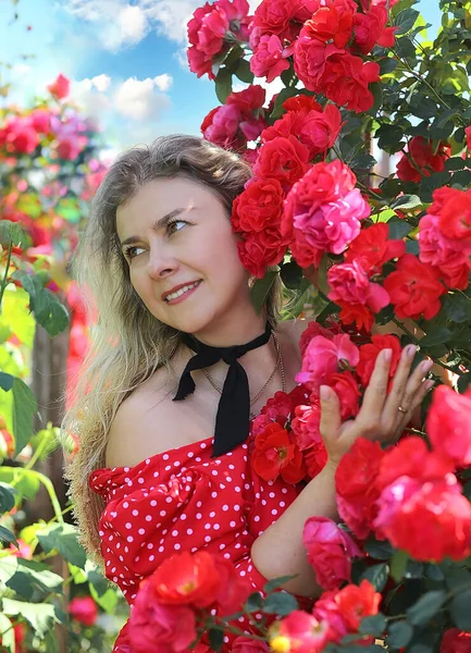 Linda Chica Caucásica Vestido Rojo Con Lunares Jardín Cerca Arbusto —  Fotos de Stock
