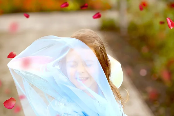 Feliz Niña Caucásica Riendo Vestido Azul Infancia Concepto Felicidad —  Fotos de Stock