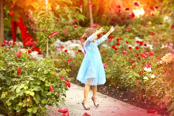 Glückliches Kleines Mädchen Einem Blauen Kleid Mit Flügeln Park Sommer — Stockfoto