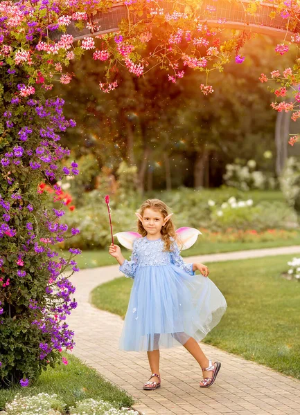Bambina Elfo Vestito Blu Con Ali Una Bacchetta Magica Nel Foto Stock Royalty Free