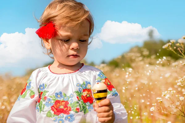 Graciosa Niña Ucraniana Caucásica Una Camisa Con Bordado Jugando Naturaleza —  Fotos de Stock