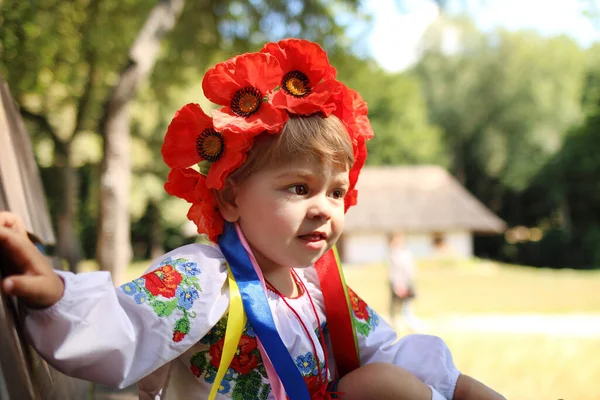 Urocza Ukraińska Biała Dziewczyna Wieńcu Haftowanej Koszuli Spoczywa Ławce Słoneczny — Zdjęcie stockowe