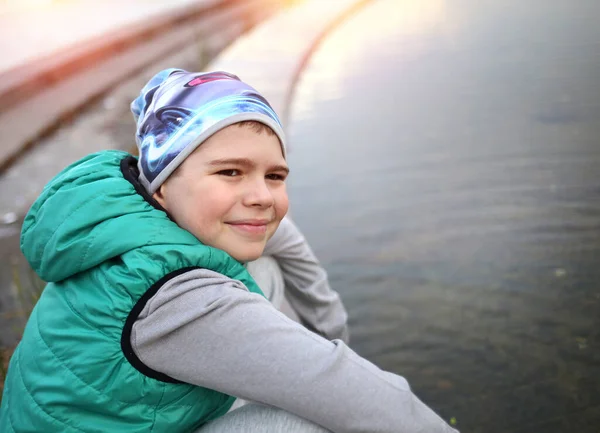 Portret Van Een Peperdure Blanke Tiener Buiten Met Een Hoed — Stockfoto