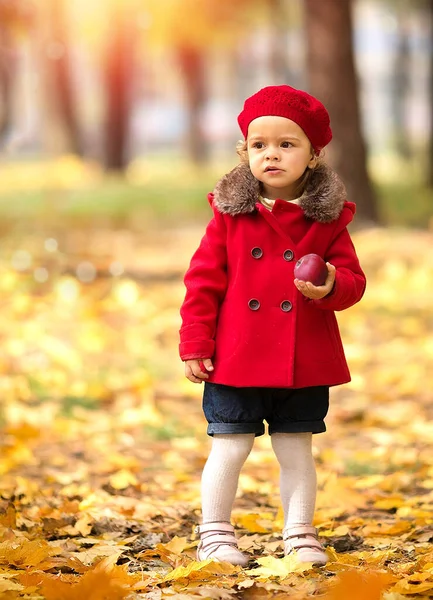 Szczęśliwa Biała Dziewczynka Czerwonym Płaszczu Berecie Parku Siedząca Czterokołowym Samochodzie — Zdjęcie stockowe