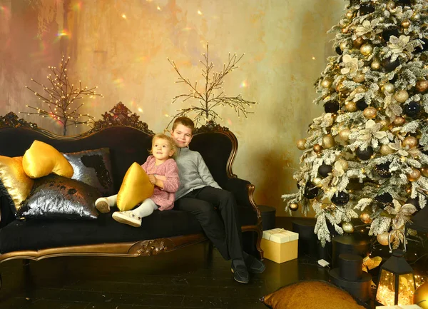 Šťastné Roztomilé Děti Bratr Sestřička Slavnostním Interiéru Vánoce Dětská Zábava — Stock fotografie