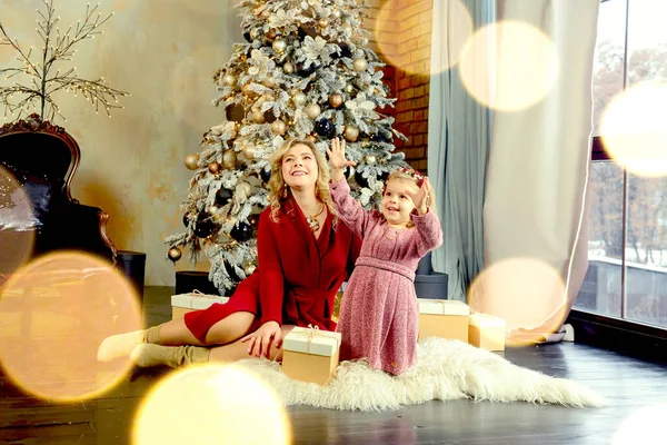 Krásná Matka Dítětem Běloška Slavnostním Interiéru Vánoce Nový Rok Dárky — Stock fotografie