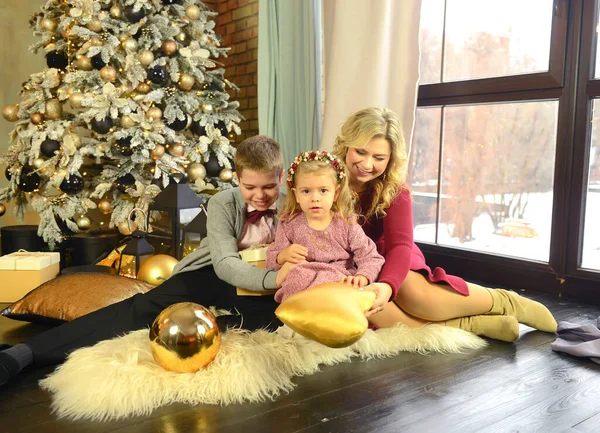 Beautiful Caucasian Mom Son Little Daughter Festive Interior Christmas New — ストック写真