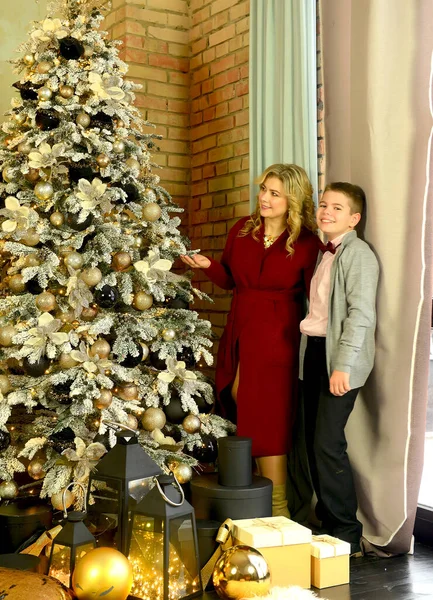 Mutter Und Süß Gekleideter Sohn Neben Dem Weihnachtsbaum Einem Festlichen — Stockfoto