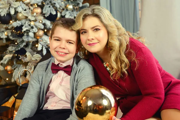 Máma Syn Roztomilý Close Portrét Slavnostní Den Vánoce Obrovským Zlatým — Stock fotografie