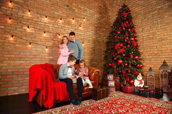 Šťastná Rodina Máma Táta Syn Dcerka Slavnostním Interiéru Vánoce Nový — Stock fotografie