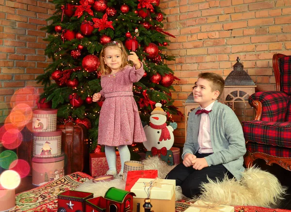 Šťastné Roztomilé Děti Bratr Sestřička Slavnostním Interiéru Vánoce Dětská Zábava — Stock fotografie