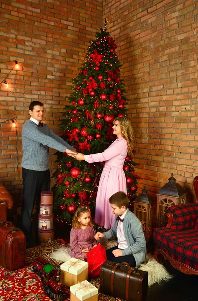 快乐的家庭 儿子和小女儿在喜庆的室内共度圣诞 新年和礼物 家庭传统 爱与幸福 新年概念 — 图库照片
