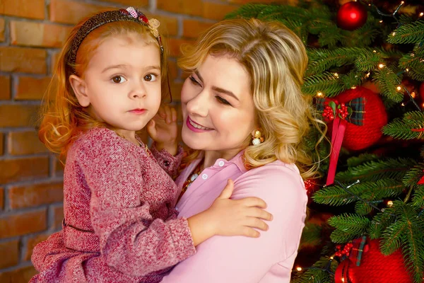 Nettes Kleines Kaukasisches Mädchen Und Mutter Einem Festlichen Tag Weihnachten — Stockfoto
