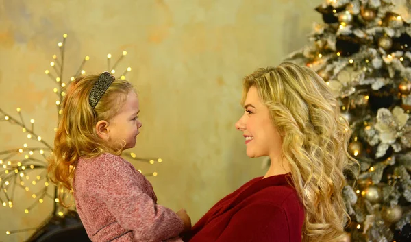Leuke Kleine Blanke Meisje Moeder Een Feestelijke Dag Met Kerstmis — Stockfoto