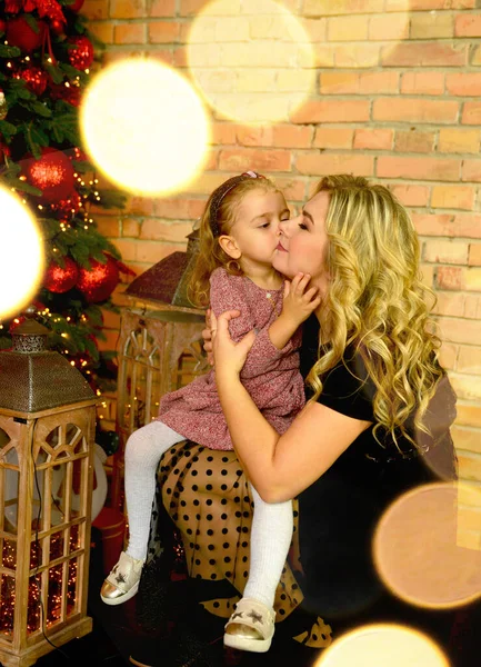 Nettes Kleines Kaukasisches Mädchen Und Mutter Einem Festlichen Tag Weihnachten — Stockfoto