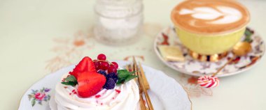 Böğürtlenli kremalı pankart: çilek, böğürtlen ve kırmızı frenk üzümü ve bir fincan sıcak kahve. - Günaydın. Şekerleme. Kahvaltı konsepti.