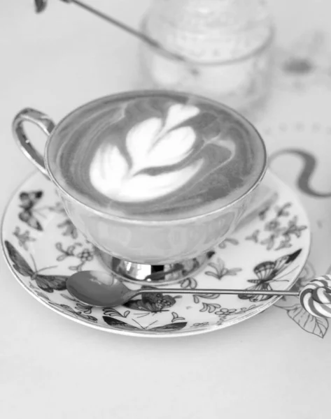 Foto Preto Branco Com Uma Xícara Porcelana Com Café Natural — Fotografia de Stock