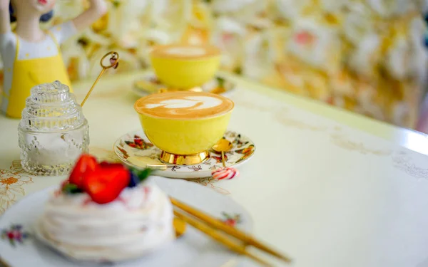 Elegant Yellow Cup Fragrant Coffee Transparent Sugar Bowl Meringue Berries — 스톡 사진