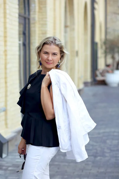 Portrait Une Femme Affaires Dans Chemisier Noir Élégant Une Veste — Photo