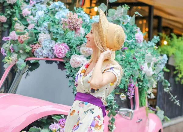 Cheerful Blond Girl Summer Elegant Dress Hat City Background Summer —  Fotos de Stock