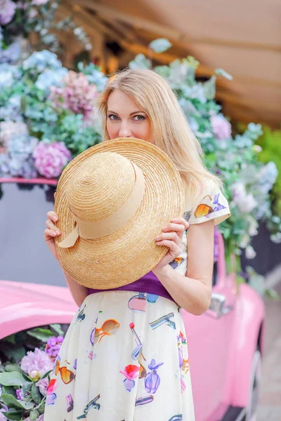 Happy Smiling Girl Covering Half Her Face Straw Hat Sunny — Stock fotografie