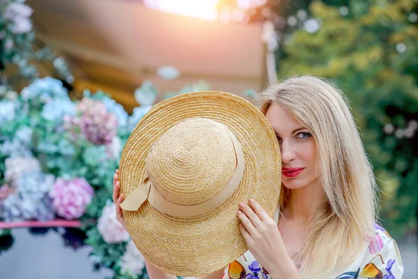 Happy Blond Girl Straw Hat Covering Her Left Eye While —  Fotos de Stock