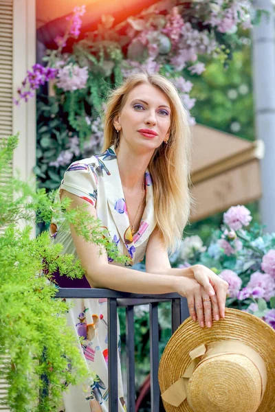 Stunning Portrait Blond Girl Elegant Dress Straw Hat City Cafe — Fotografia de Stock