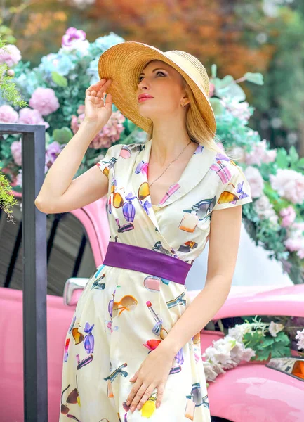 Sexy Blond Girl Summer Elegant Dress Hat Looking Upper Left — ストック写真