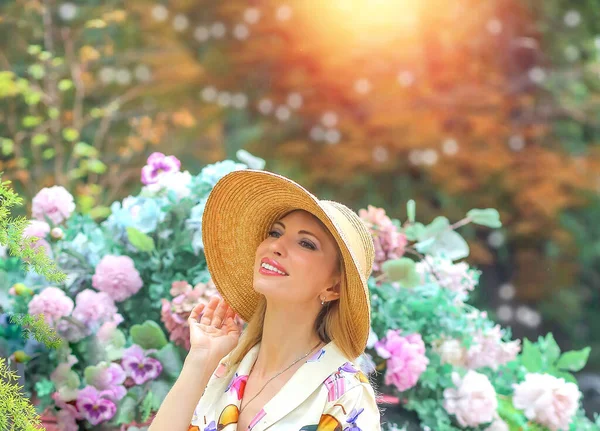 Sexy Dreamy Blond Girl Summer Elegant Dress Hat Nature Elegance — Stockfoto