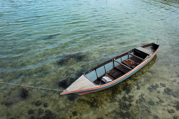 Pequeño barco de pesca en el agua de mar —  Fotos de Stock