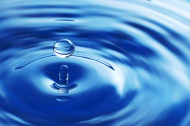 suya düşen su damlası