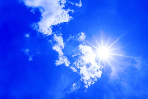 Slunce, modrá obloha — Stock fotografie