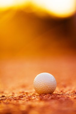 Golf topu kum üzerinde