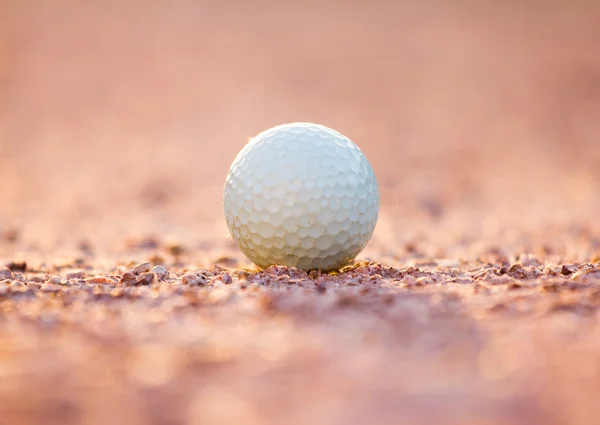 Golf topu kum üzerinde