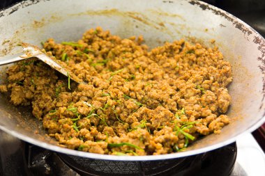 Kızarmış baharatlı domuz