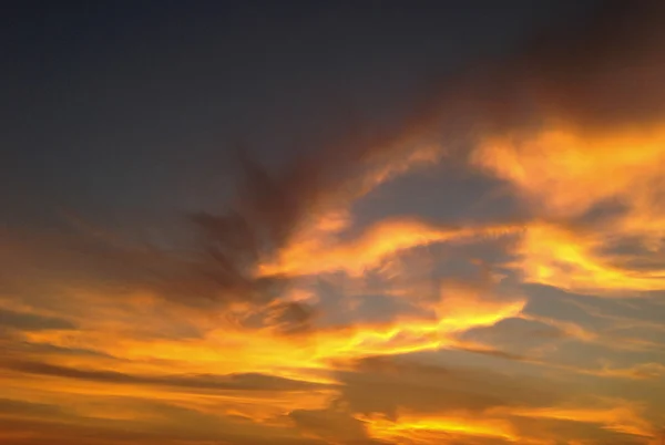 Gelbe Wolken am Himmel — Stockfoto