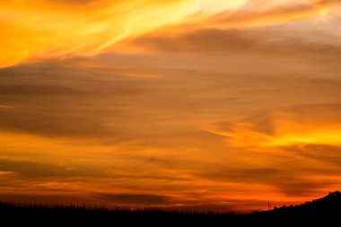 Sarı bulutlar gökyüzünde