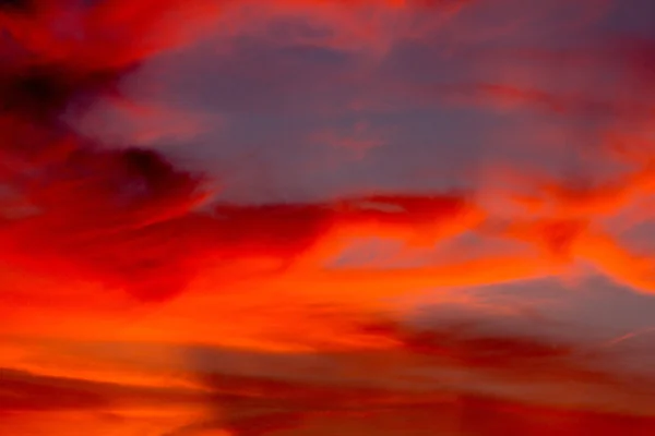 Nuvens vermelhas no céu — Fotografia de Stock