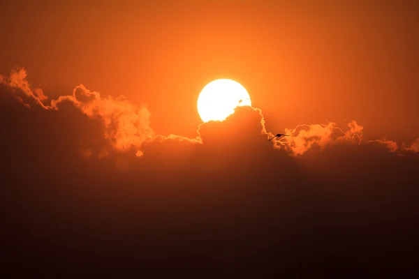 Güneş ve gökyüzünde bulutlar — Stok fotoğraf