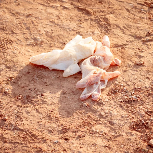 Medische handschoenen op de grond. — Stockfoto