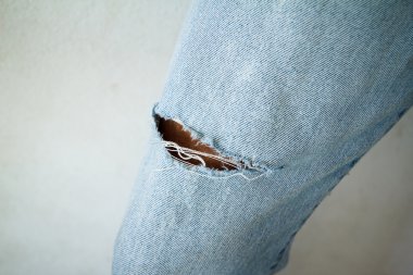 yırtık kot pantolon