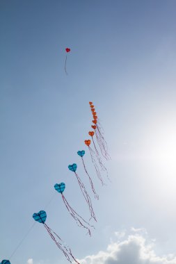 üzerinde mavi gökyüzü ucurtmalar