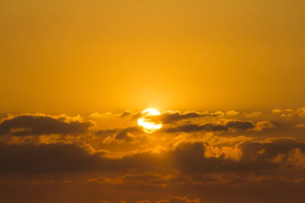 Güneş ve sarı gökyüzünde bulutlar — Stok fotoğraf