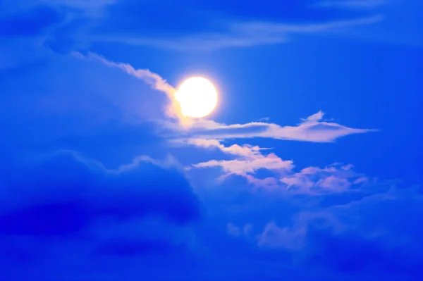Hdr 月亮在云彩. — 图库照片