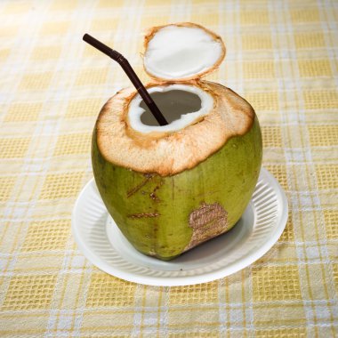 Hindistan cevizi suyu içecek 