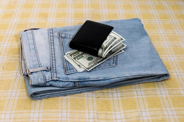Доллары в кармане . — стоковое фото