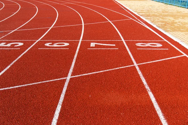 Atletiekbaan in de ochtend. — Stockfoto