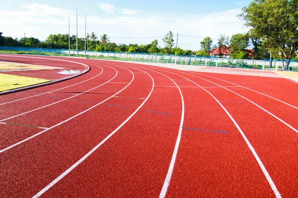 Atletiekbaan in de ochtend. — Stockfoto