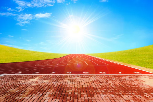 Atletiekbaan in de ochtend. — Stockfoto